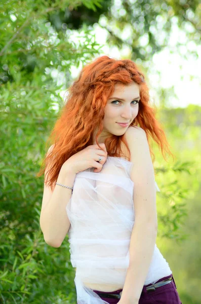 Młoda piękna ruda dziewczyna z kaukaskiego wyglądu ma — Zdjęcie stockowe