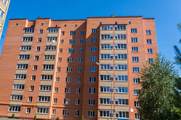 Moderní a nový bytový dům. Mnohaposchoďový, moderní, nové a stylové bydlení blok bytů. Real estate. Nový dům. Nově postavený bytový dům — Stock fotografie