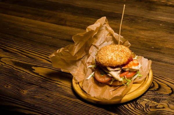 Bekon burger z patty wołowiny na drewnianym stole — Zdjęcie stockowe