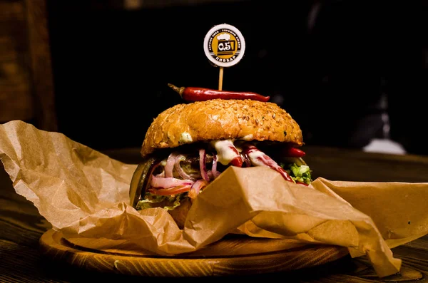 Hamburguesa de tocino con empanada de ternera en mesa de madera —  Fotos de Stock