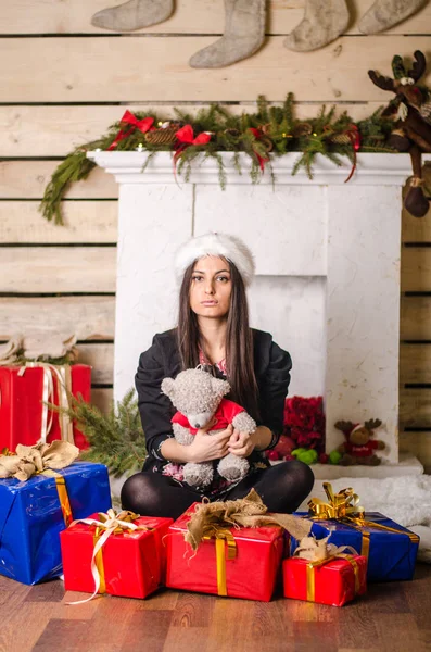 Jonge mooie vrouw te wachten Kerstmis thuis — Stockfoto