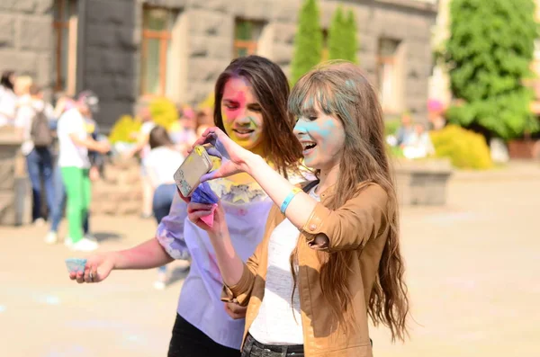 Lutsk, Ukraine - 01.06.2017 Pèlerins des Journées Mondiales de la Jeunesse pendant le concert Singing Europe. Le concert fait partie des Journées dans les diocèses des Journées Mondiales de la Jeunesse et Capitole Européenne de la Culture . — Photo