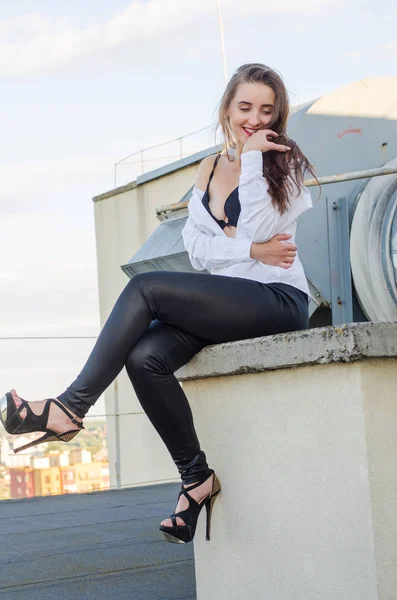 Jovem mulher sexy posando no telhado, Lifestyle retrato — Fotografia de Stock