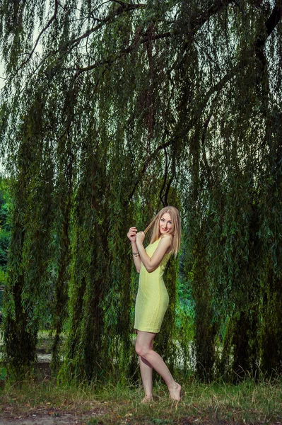 Mooie sexy blonde buitenshuis — Stockfoto