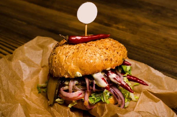 Ahşap masa ile pastırma burger