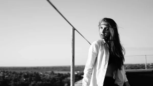 Girl poses the roof — Stock Photo, Image