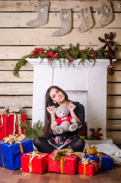 Junge schöne Frau wartet Weihnachten zu Hause — Stockfoto