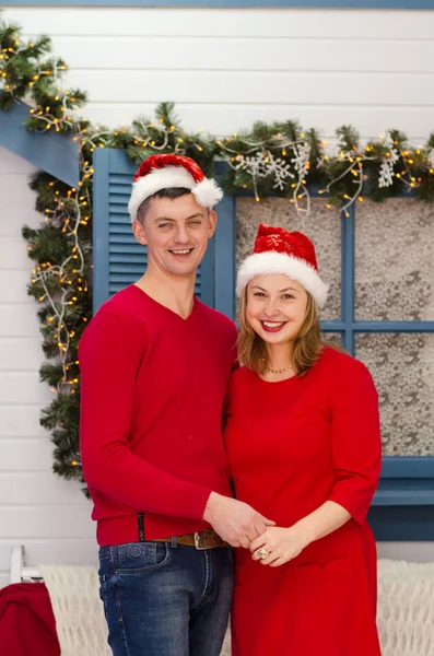 Hombre sorpresa mujer para Navidad — Foto de Stock