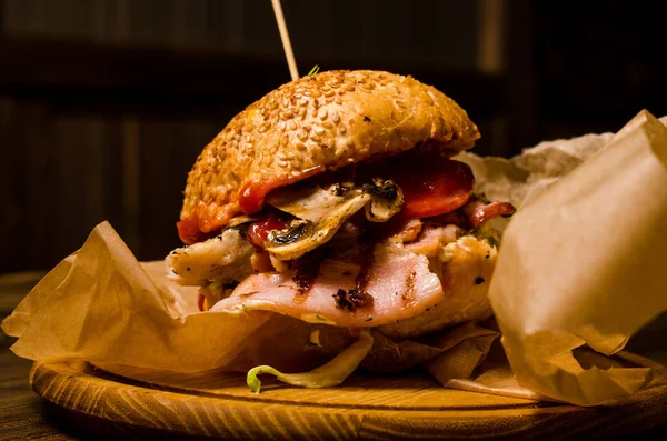 Hambúrguer de bacon com carne bovina em mesa de madeira — Fotografia de Stock