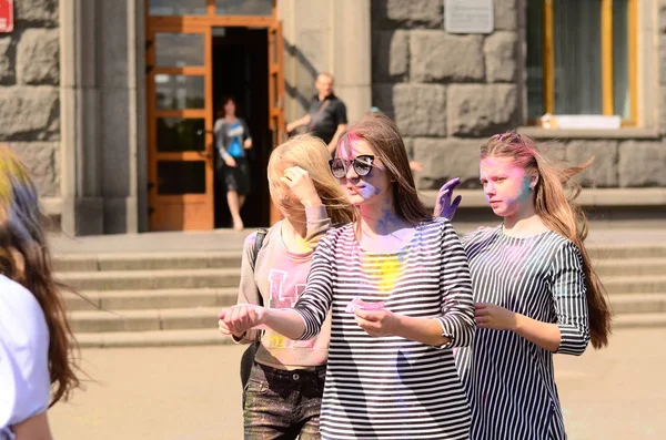 Lutsk, Ουκρανία-01.06.2017 προσκυνητές της παγκόσμιας ημέρας νεολαίας κατά τη διάρκεια συναυλίας τραγουδώντας Ευρώπη. Η συναυλία είναι μέρος των ημερών στις επισκοπές της παγκόσμιας ημέρας νεολαίας και της Ευρωπαϊκής πρωτεύουσας του πολιτισμού. — Φωτογραφία Αρχείου