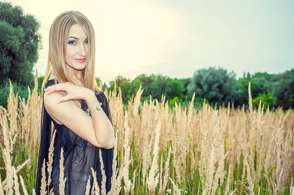Vacker sexig blondin utomhus — Stockfoto