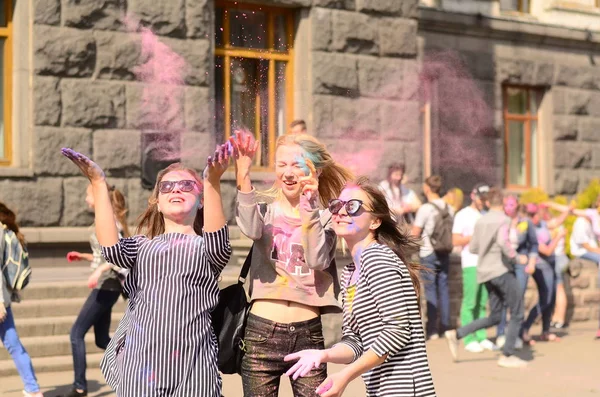 Lutsk, Ukraine - 01.06.2017 Pèlerins des Journées Mondiales de la Jeunesse pendant le concert Singing Europe. Le concert fait partie des Journées dans les diocèses des Journées Mondiales de la Jeunesse et Capitole Européenne de la Culture . — Photo