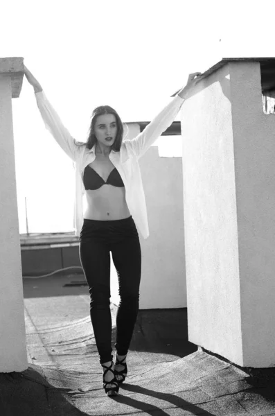 Jeune femme sexy posant sur le toit, portant une veste leater, swag — Photo