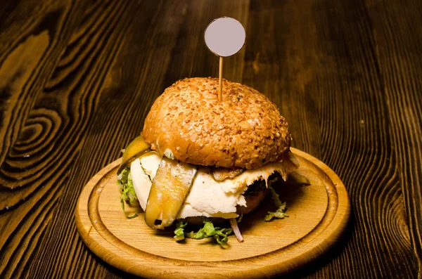 Μπέικον burger με ξύλινο τραπέζι — Φωτογραφία Αρχείου