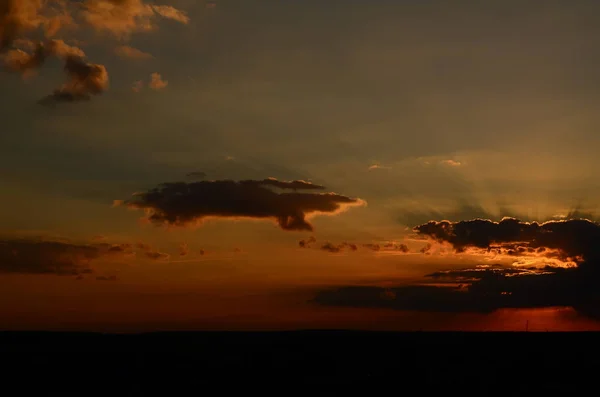 Sunset silhuett av kyrkkorset vid solnedgången — Stockfoto