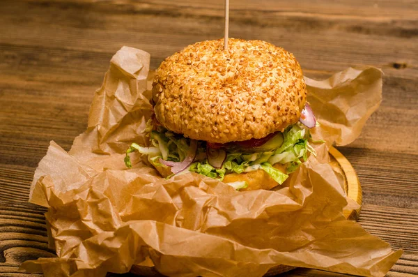 Hamburguesa de tocino con empanada de ternera en mesa de madera —  Fotos de Stock