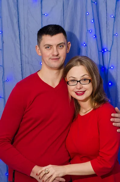 Hombre sorpresa mujer para Navidad —  Fotos de Stock