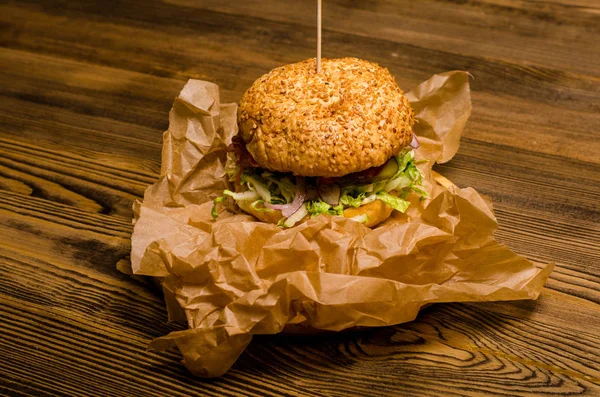 Burger au bacon avec galette de bœuf sur table en bois — Photo