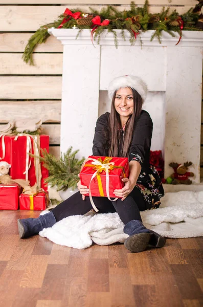 Junge schöne Frau wartet Weihnachten zu Hause — Stockfoto