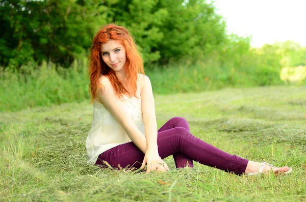 Une jeune belle fille de minerai de l'apparence caucasienne s'amuse avec l'ananas. Lieu de texte.Végétalien, végétarisme, mode de vie sain, concept positif — Photo