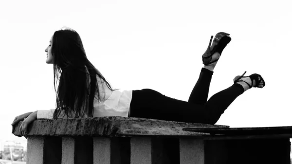 女孩摆姿势的屋顶 — 图库照片