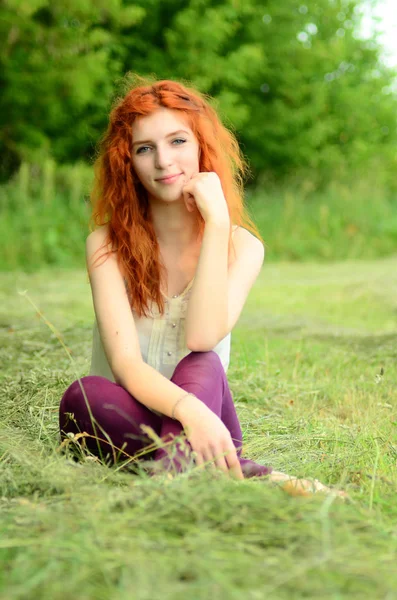 Młoda piękna ruda dziewczyna z kaukaski wygląd jest zabawy z ananasem. Miejsce na tekst. Wegańskie, wegetarianizm, zdrowy styl życia, pozytywna koncepcja — Zdjęcie stockowe