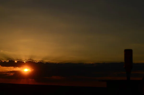 Coucher de soleil silhouette de croix d'église au coucher du soleil — Photo