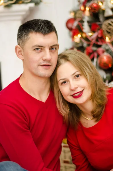 Hombre sorpresa mujer para Navidad —  Fotos de Stock