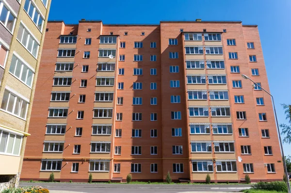 Moderní a nový bytový dům. Mnohaposchoďový, moderní, nové a stylové bydlení blok bytů. Real estate. Nový dům. Nově postavený bytový dům — Stock fotografie