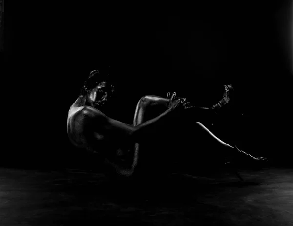 Donna nuda dipinta in nero su sfondo bianco in studio . — Foto Stock