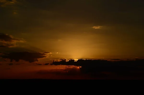 Tramonto silhouette della croce chiesa al tramonto — Foto Stock