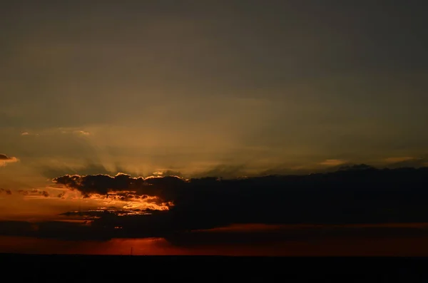 Zonsondergang silhouet van kerk Kruis bij zonsondergang — Stockfoto