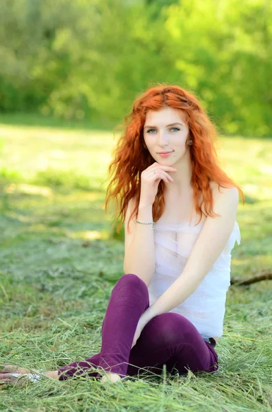 Une jeune belle fille de minerai de l'apparence caucasienne s'amuse avec l'ananas. Lieu de texte.Végétalien, végétarisme, mode de vie sain, concept positif — Photo