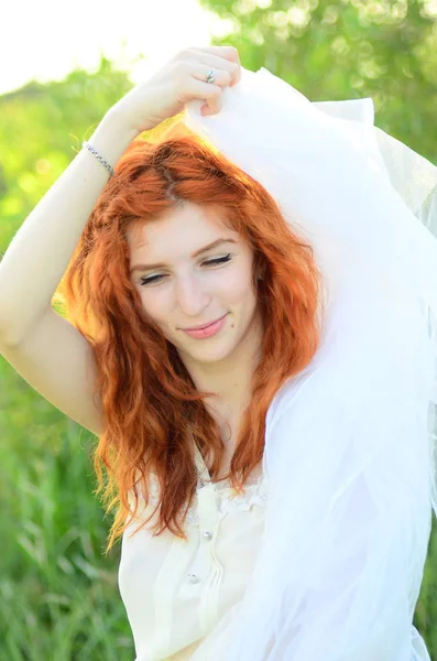 Ein junges schönes Erz-Mädchen kaukasischen Aussehens hat — Stockfoto