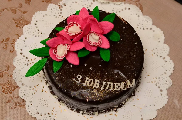 Chocolate cake with berries. — Stock Photo, Image