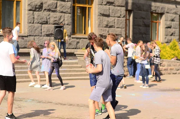 Lutsk, Ukraine - 01.06.2017 Pèlerins des Journées Mondiales de la Jeunesse pendant le concert Singing Europe. Le concert fait partie des Journées dans les diocèses des Journées Mondiales de la Jeunesse et Capitole Européenne de la Culture . — Photo