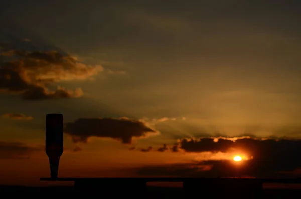 Tramonto silhouette della croce chiesa al tramonto — Foto Stock