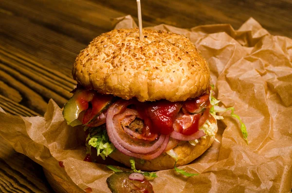 Hamburguesa de tocino con empanada de ternera en mesa de madera —  Fotos de Stock