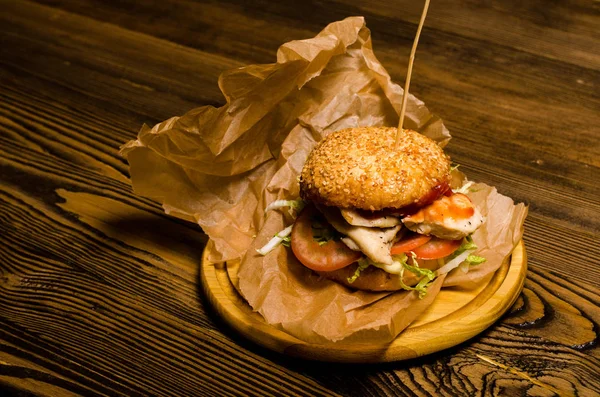 Bekon burger z patty wołowiny na drewnianym stole — Zdjęcie stockowe