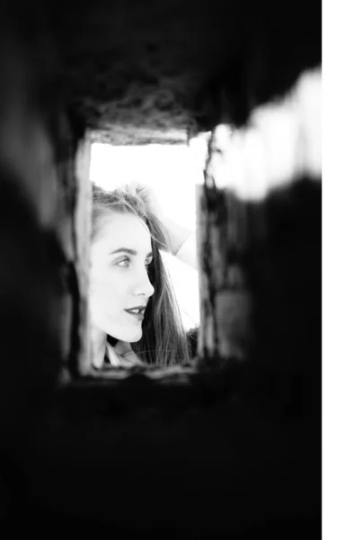 Mädchen blickt durch den quadratischen Röhrentunnel — Stockfoto