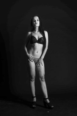 keten pijama seksi esmer, stüdyoda poz, koyu fotoğraflar, zarif model, güzel makyaj, paslı stüdyo fotoğraf stüdyosu duvarlar üfleme