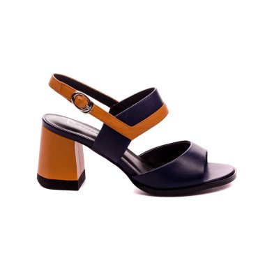 Beyaz arka planda izole hafif kadın ayakkabıları.