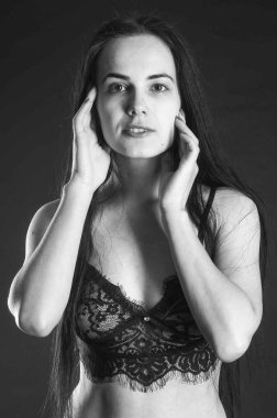 keten pijama seksi esmer, stüdyoda poz, koyu fotoğraflar, zarif model, güzel makyaj, paslı stüdyo fotoğraf stüdyosu duvarlar üfleme