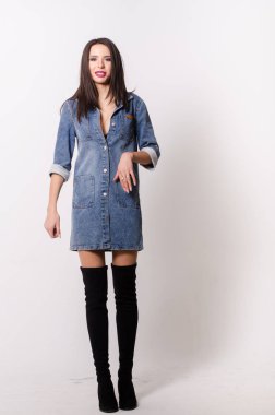 Bir elbise bir bel arka plan üzerinde güzel seksi esmer