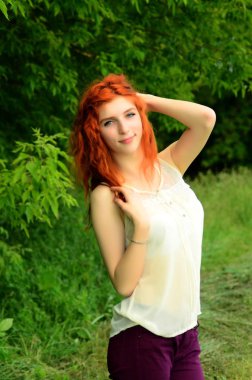 Kafkas görünümünden bir genç güzel cevheri kız ananas ile eğleniyor. Metin için yerleştirin. Vegan, vegetarianizm, sağlıklı yaşam tarzı, pozitif konsept