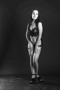 keten pijama seksi esmer, stüdyoda poz, koyu fotoğraflar, zarif model, güzel makyaj, paslı stüdyo fotoğraf stüdyosu duvarlar üfleme