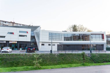 büyük alışveriş merkezi renkli kırmızı ve turuncu panelleri ile alüminyum cephe detayları