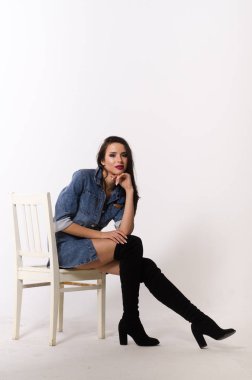 Bir elbise bir bel arka plan üzerinde güzel seksi esmer