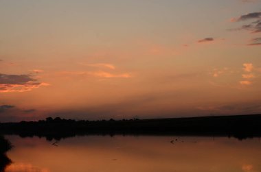 Gün batımında çimenler nehir manzarasında