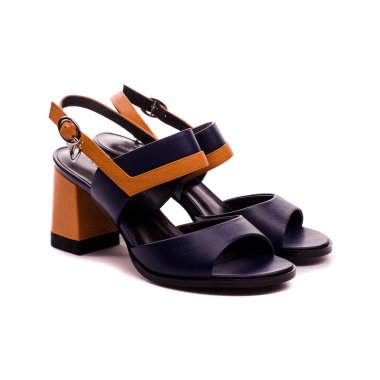 Beyaz arka planda izole hafif kadın ayakkabıları.